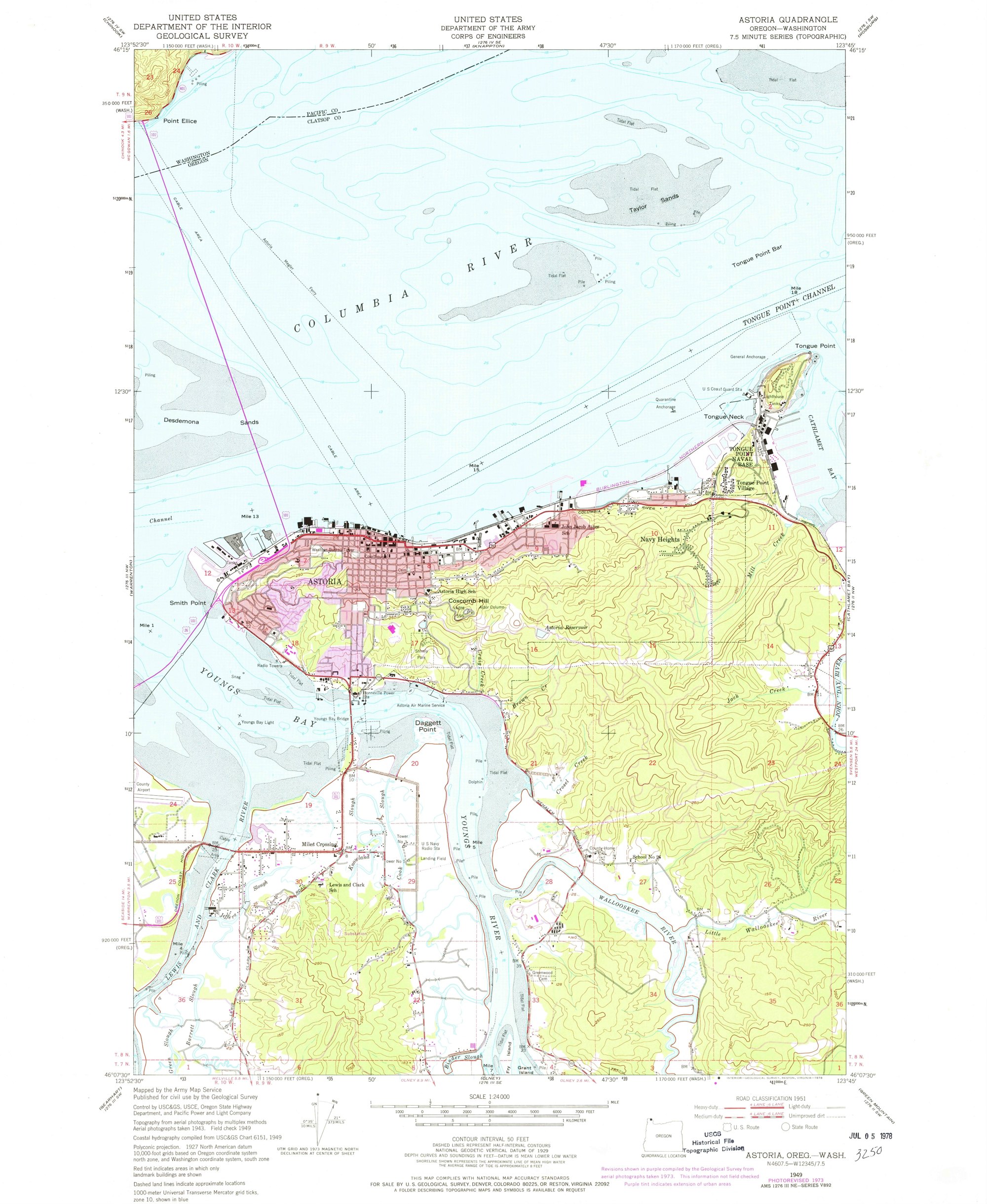 El mapa topográfico de 1949 del Servicio Geológico de los Estados Unidos del cuadrángulo de Astoria a 1:24.000: las calles y colinas del pueblo, la bahía de Young, y la orilla del río, curva de nivel por curva de nivel
