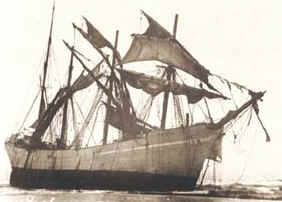 The Peter Iredale aground in the sand in 1906, hull intact, spars and masts gone