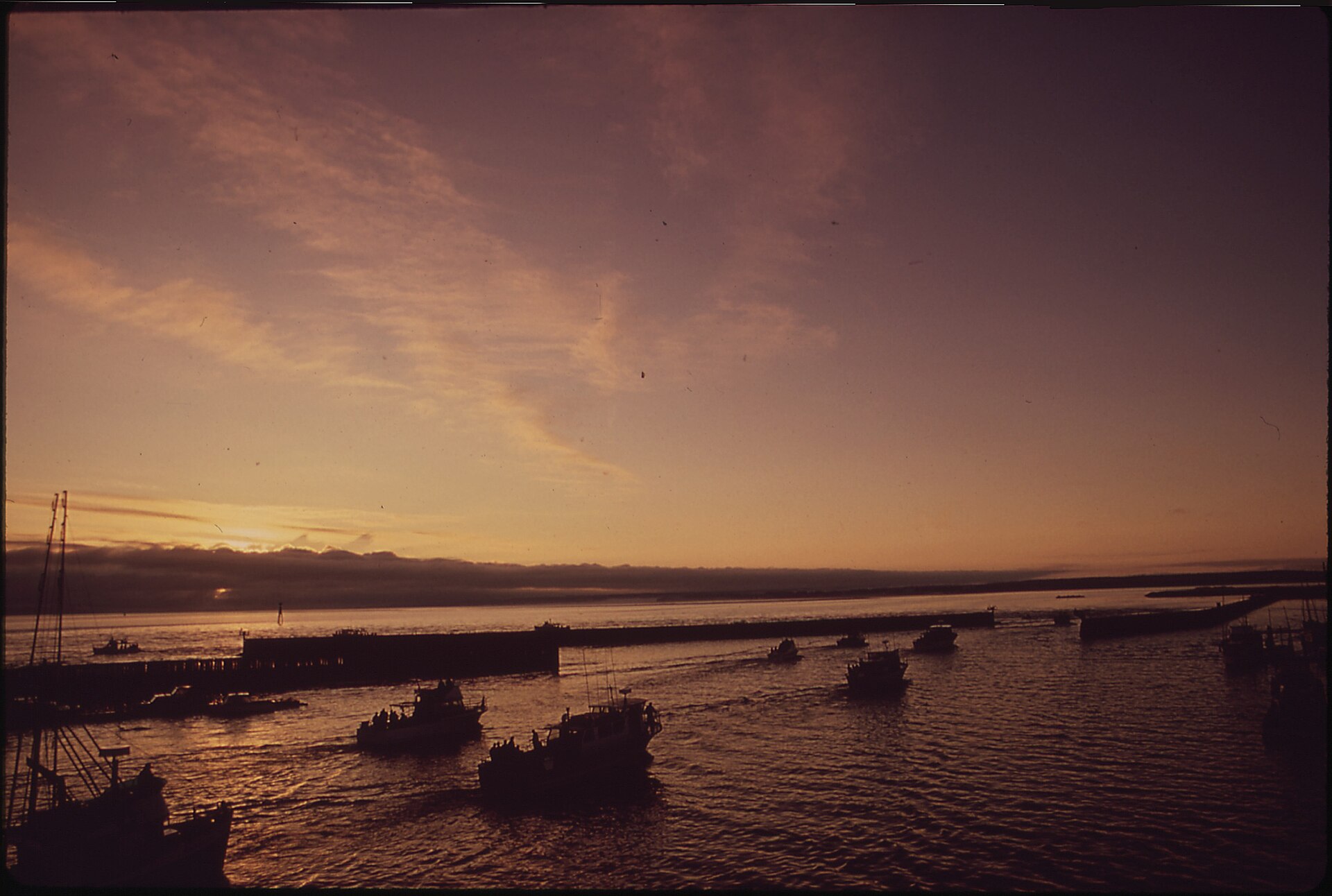 La desembocadura del río al atardecer, 1972