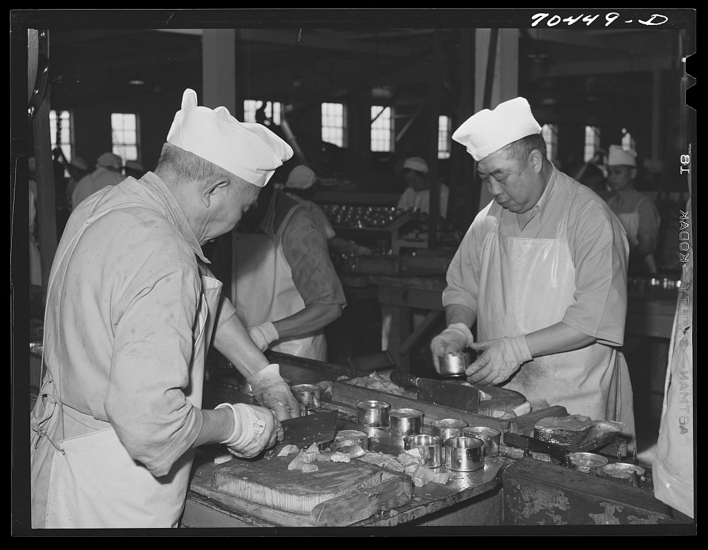 Putting salmon into cans, 1941