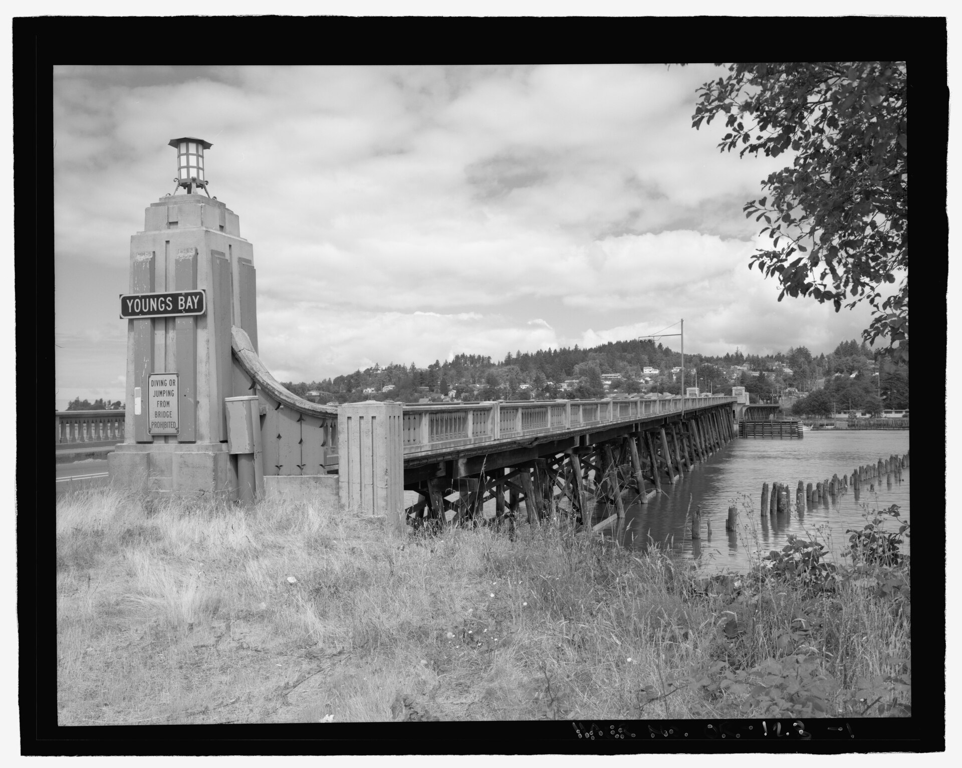 El viejo puente de la bahía de Young, 2001